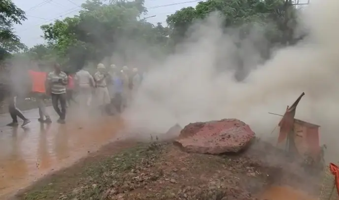 *درگاپور کے سٹی سنٹر میں گیس پائپ لائن پھٹنے سے خوف و ہراس، بروقت کارروائی سے بڑا حادثہ ٹلا*