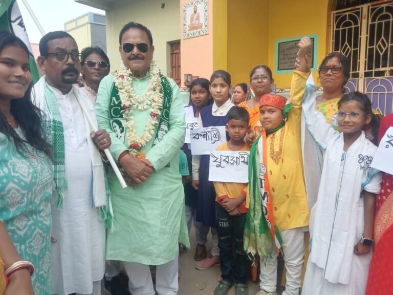 *ڈوبرانا میں ترنمول مہم کا انوکھا انداز، بچے ممتا اور ہرے رام سنگھ بن کر پہنچے*