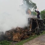 बिजली के तार से टकराई बिचालि से लदी पिकअप वैन, धू-धू कर जली गाड़ी।