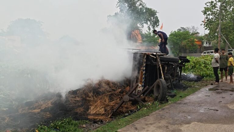 बिजली के तार से टकराई बिचालि से लदी पिकअप वैन, धू-धू कर जली गाड़ी।