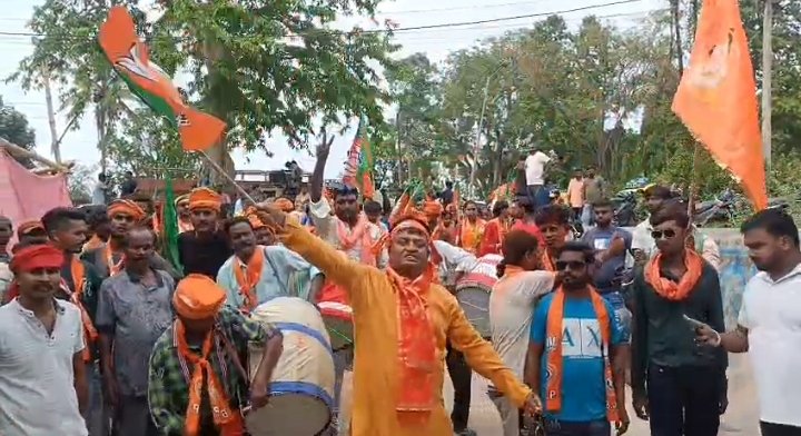 भाजपा की प्रचंड जीत का जश्न, विधायक डॉ. अजय पोद्दार का कार्यकर्ताओं ने किया भव्य स्वागत