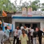 कुल्टी में भाजपा की प्रचंड जीत के बाद दखल किये गये सरकारी क़्वार्टरो को भाजपा कर्मियों ने, तृणमूल का अवैध कार्यालय क्वार्टर के मालिक को लौटाया,