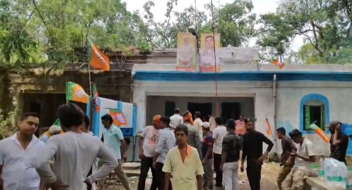 कुल्टी में भाजपा की प्रचंड जीत के बाद दखल किये गये सरकारी क़्वार्टरो को भाजपा कर्मियों ने, तृणमूल का अवैध कार्यालय क्वार्टर के मालिक को लौटाया,