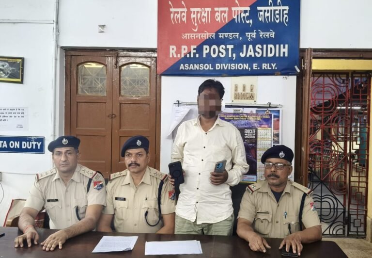 *आसनसोल मंडल के रेलवे सुरक्षा बल ने जसीडीह रेलवे स्टेशन पर मोबाइल छिनतई की घटना विफल की; चोरी हुआ आईफोन बरामद*