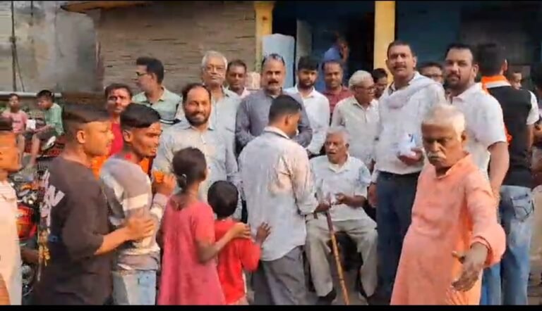 भाजपा की प्रचंड जीत का उल्लास: बराकर के सिद्धेश्वरी मंदिर में विहिप और बजरंग दल ने बांटी 'चुनावी' झालमुढ़ी