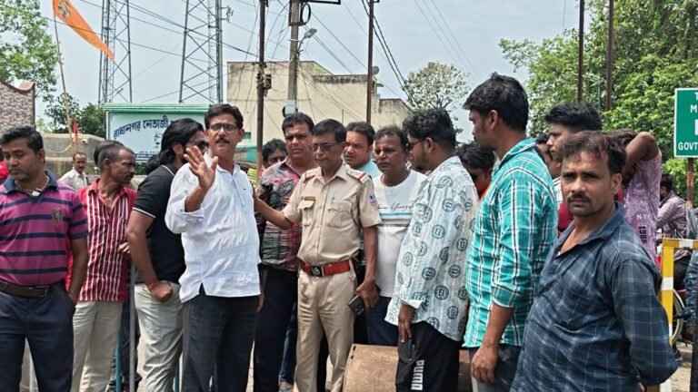 कुल्टी के राधानगर में बदहाल सड़क को लेकर फूटा ग्रामीणों का गुस्सा, घंटों किया चक्का जाम