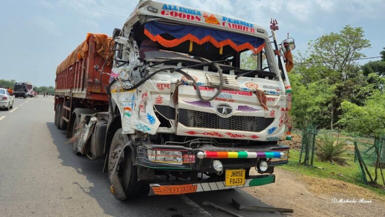 हेडलाइन: पुरुलिया: बस और ट्रेलर की भीषण भिड़ंत, मासूम बच्चे की मौत, 20 यात्री घायल