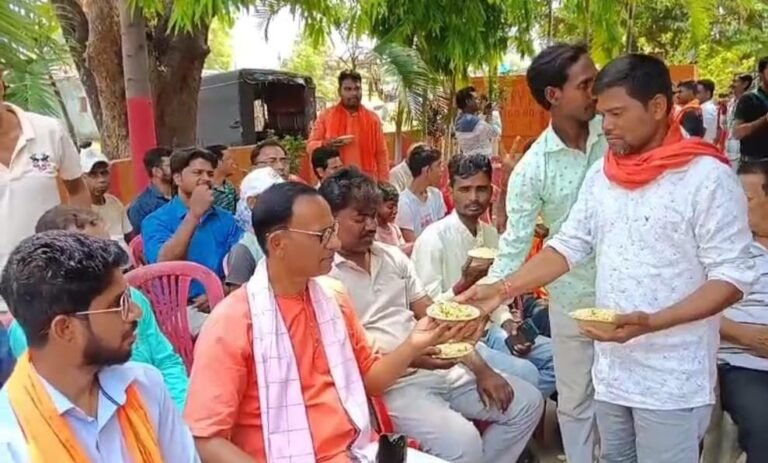 ब्रिगेड में शपथ ग्रहण की धूम, पारबेलिया में 'फ्री' झालमुड़ी