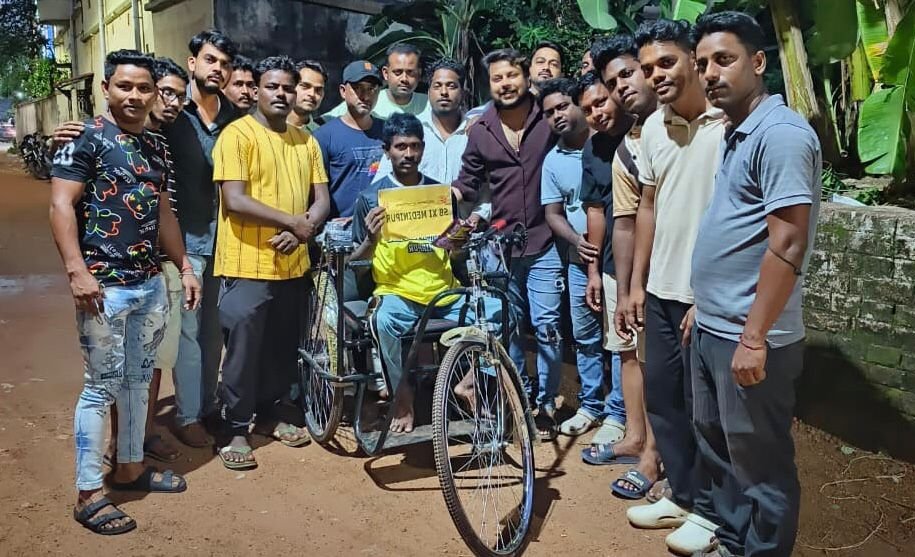 मैदान से इंसानियत की पिच पर उतरा एसबी एलेवन: दिव्यांग सम्राट को भेंट की तिपहिया साइकिल 