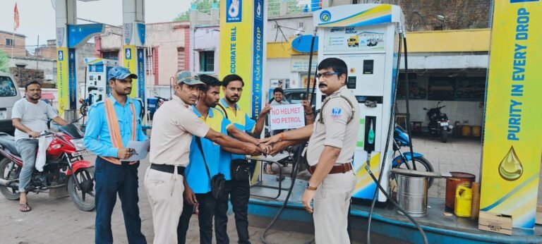 बराकर में ‘नो हेलमेट-नो पेट्रोल’ अभियान: पुलिस ने पेट्रोल पंपों पर पोस्टर लगाकर लोगों को किया जागरूक