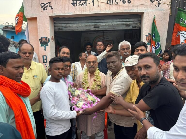 कुल्टी में भाजपा की जीत का अनूठा जश्न: विधायक डॉ. अजय पोद्दार का अभिनंदन, ‘झालमुड़ी’ वितरण बना चर्चा का विषय