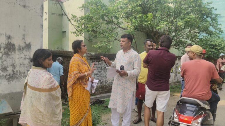 आसनसोल नगर निगम की सुस्ती पर भारी पड़ रही बारिश; विष्णुविहार में नाले की सफाई के लिए आगे आए स्थानीय नेता