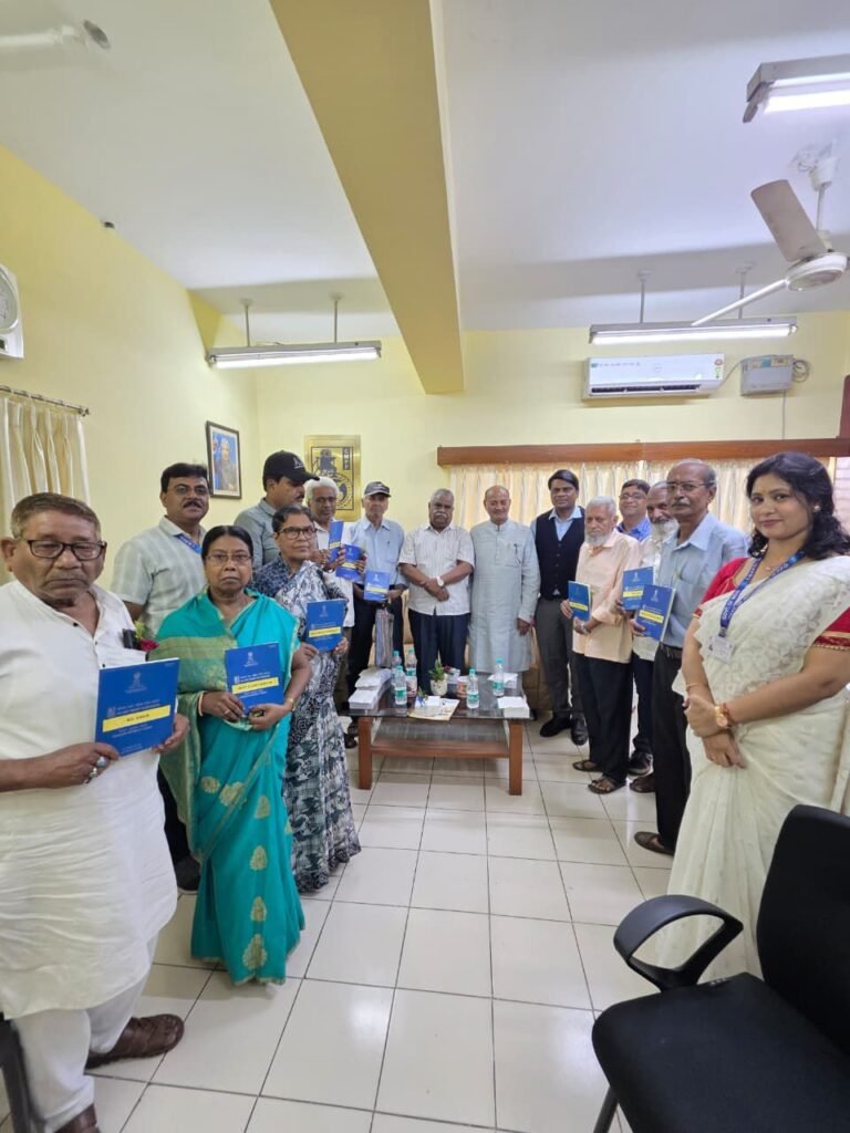 सीएमपीएफओ आसनसोल रीजन-1 द्वारा सेवानिवृत्त कर्मचारियों को पीपीओ पुस्तिका वितरण की ऐतिहासिक पहल