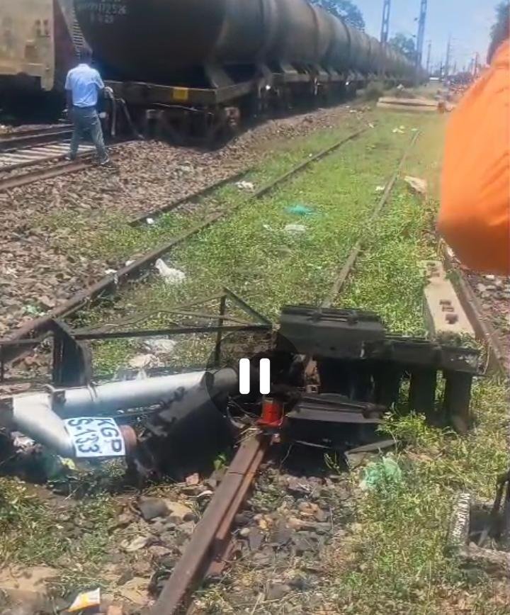 खड़गपुर में बड़ा रेल हादसा टला! 🚂💥