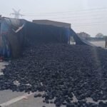 NH-19 पर कोयला लदा ट्रक पलटा, चालक गंभीर रूप से घायल
