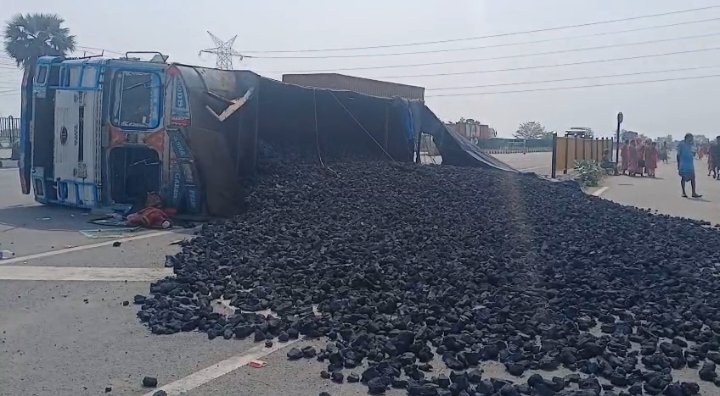 NH-19 पर कोयला लदा ट्रक पलटा, चालक गंभीर रूप से घायल