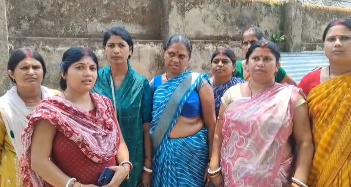 नियामतपुर हरिजन पाड़ा में मारपीट मामले में पुलिस का शिकंजा, छापेमारी से इलाके में हड़कंप  5 मई को हुई दो पक्षों के बीच हिंसक झड़प मे 9 गिरफ्तारी के बाद, कई आरोपी घर छोड़कर फरार