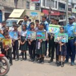 बराकर में सड़क सुरक्षा के लिए गांधीगिरी: बिना हेलमेट और सीट बेल्ट वालों को स्कूली बच्चों ने खिलाई चॉकलेट