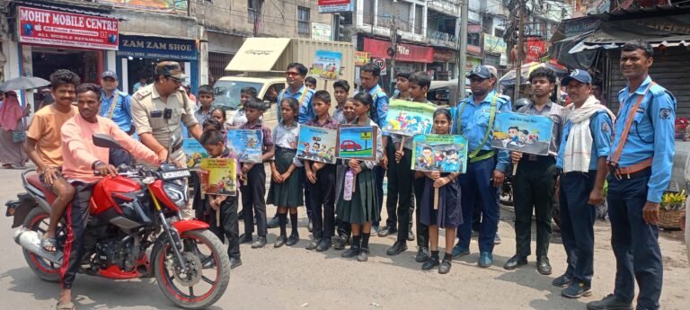 बराकर में सड़क सुरक्षा के लिए गांधीगिरी: बिना हेलमेट और सीट बेल्ट वालों को स्कूली बच्चों ने खिलाई चॉकलेट