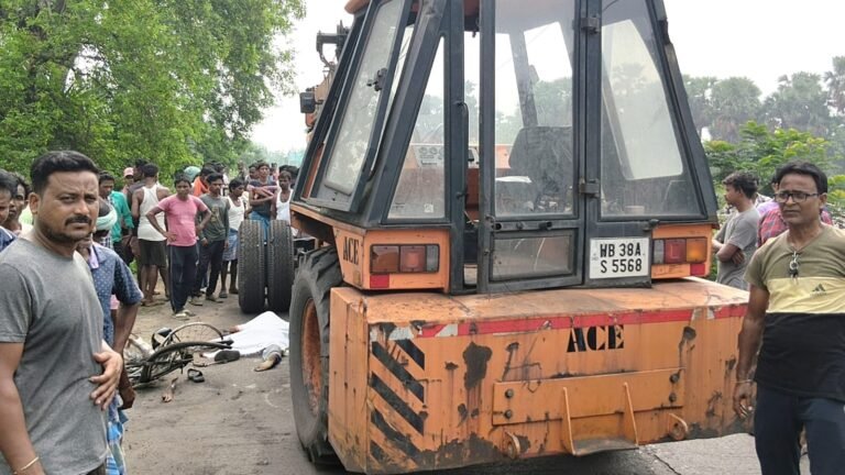 ईसीएल की हाइड्रा क्रेन की टक्कर से साइकिल सवार की दर्दनाक मौत, मुआवजे की मांग को लेकर ग्रामीणों का जोरदार हंगामा