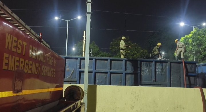 कुल्टी रेलवे स्टेशन पर मालगाड़ी की 4 बोगियों में लगी भीषण आग, मची अफरा-तफरी; जांच शुरू।