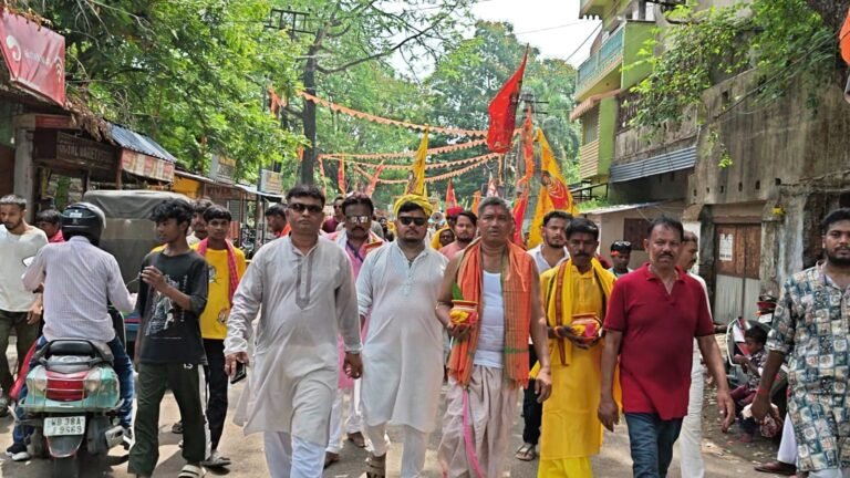 तपती गर्मी में आस्था का सैलाब: लछीपुर ब्रह्मचारी स्थान धूमधाम से निकाली गई भव्य कलश यात्रा