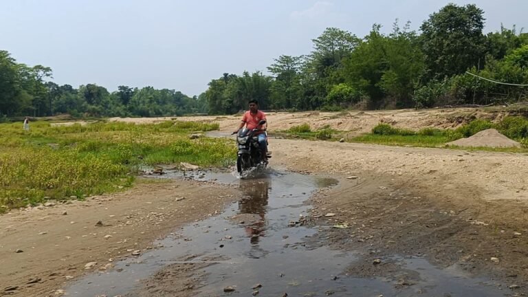 रूपई नदी पर फिर उठी सेतु निर्माण की मांग: मानसून में टापू बन जाते हैं दर्जनभर गांव, प्रशासन मौन