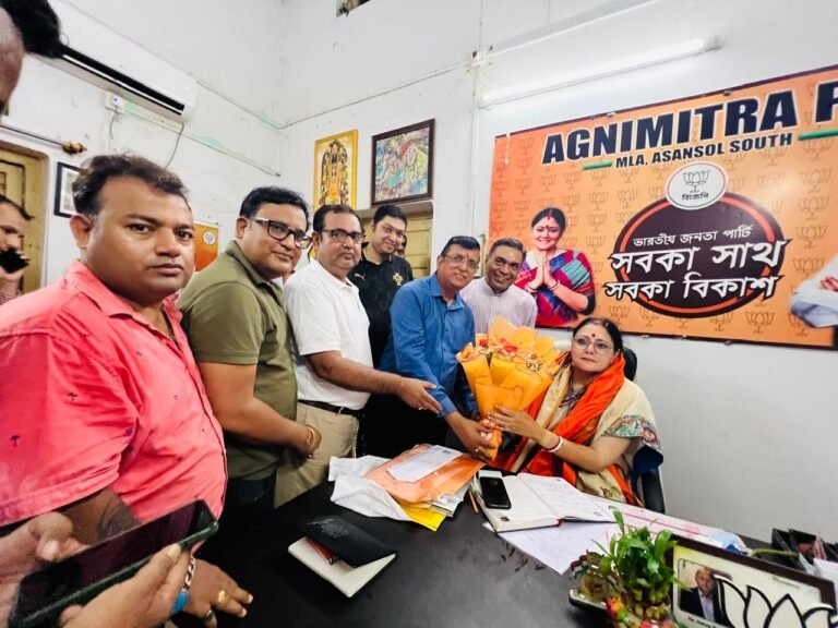 *पश्चिम बर्धमान जिला वाणिज्य एवं उद्योग चैंबर के सदस्यों ने  श्रीमती अग्निमित्रा पॉल के कार्यालय में उन्हें सम्मानित किया।*