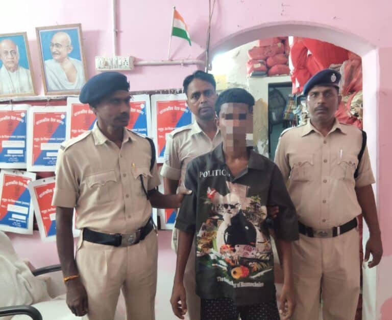 *“ऑपरेशन यात्री सुरक्षा” के तहत मधुपुर रेलवे स्टेशन पर आरपीएफ एवं जीआरपी ने मोबाइल स्नैचर को पकड़ा*