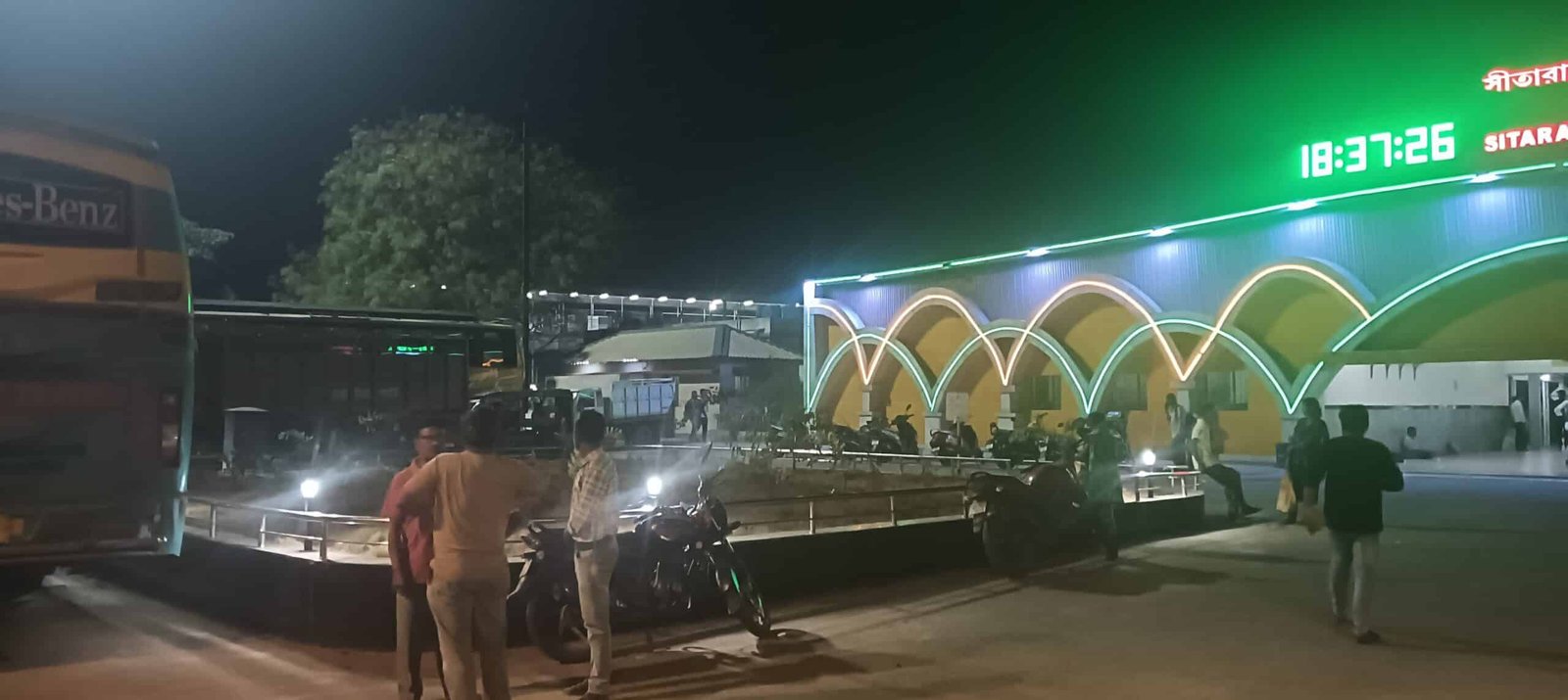 आसनसोल रेल मंडल अंतर्गत सीतारामपुर स्टेशन में ब्लैक डायमंड एक्सप्रेस मैं चढ़ाने के दौरान एक यात्री का मोबाइल की पॉकेट मारी हो गई।