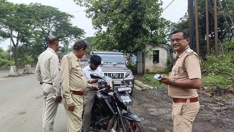 बायपास चौरंगी मोड़ पर ट्रैफिक पुलिस की सख्त चेकिंग, बिना हेलमेट और सीटबेल्ट वालों के कटे चालान