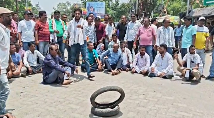 অভিষেক ব্যানার্জির হেনস্থার ঘটনায় ফুঁসে উঠল তৃণমূল: নিয়ামতপুরে টায়ার জ্বালিয়ে বিক্ষোভ, পুলিশের সাথে ধস্তাধস্তির পর বিশাল প্রতিবাদ মিছিল