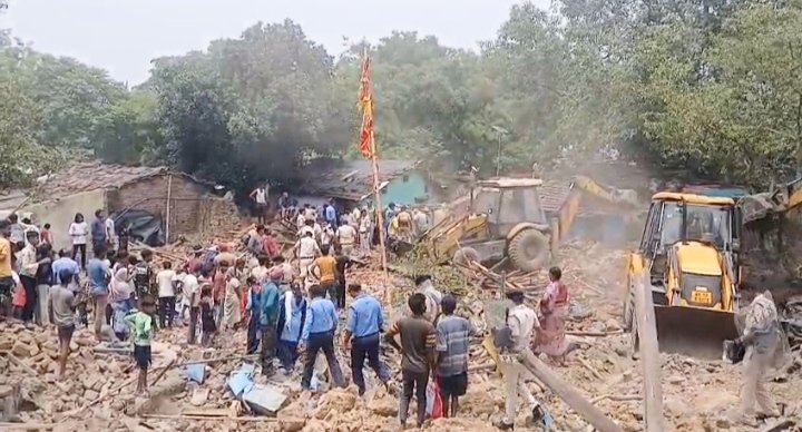 कुल्टी में रेलवे का बड़ा एक्शन: बलतोड़िया रेल साइडिंग के पास अवैध निर्माणों पर चला बुलडोजर, DFCC लाइन का काम होगा शुरू