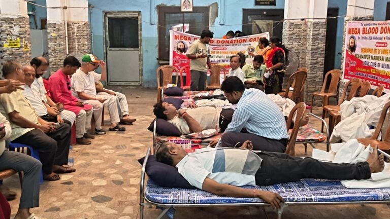 आध्यात्मिक गुरु श्री श्री रविशंकर के जन्मदिन पर नियामतपुर में रक्तदान शिविर का आयोजन, 35 यूनिट रक्त संग्रह