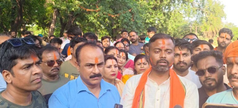 जिस माँ की पूजा अर्चना कर उसे कूड़े दान मे डाला उसी माँ के आशीर्वाद से आज वो पार्टी कूड़े के ढेर मे नज़र आ रही. मनमोहन राय