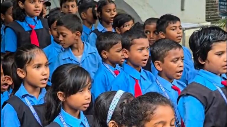 पुरुलिया के स्कूलों में वंदे मातरम प्रार्थना स्टूडेंट्स और टीचर्स बहुत होकर इसमें शामिल