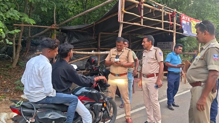 बंगाल-झारखंड सीमा पर पुलिस की सख्ती: बिना हेलमेट बाइक सवारों पर कसा शिकंजा, दर्जनों के कटे चालान