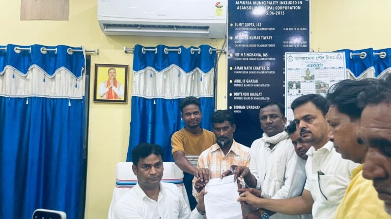 जामुड़िया में रुके विकास कार्यों और नागरिक समस्याओं को लेकर कांग्रेस ने बोरो चेयरमैन को सौंपा ज्ञापन