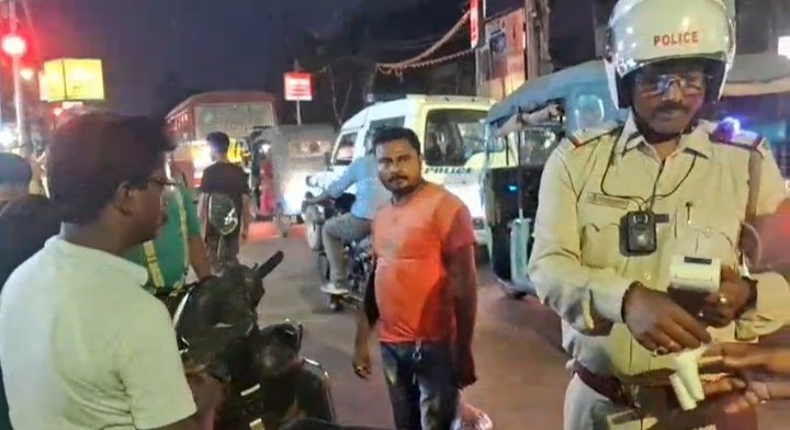 नियामतपुर मोड़ पर नो-पार्किंग में खड़े वाहनों पर पुलिस का डंडा, काटे गए चालान