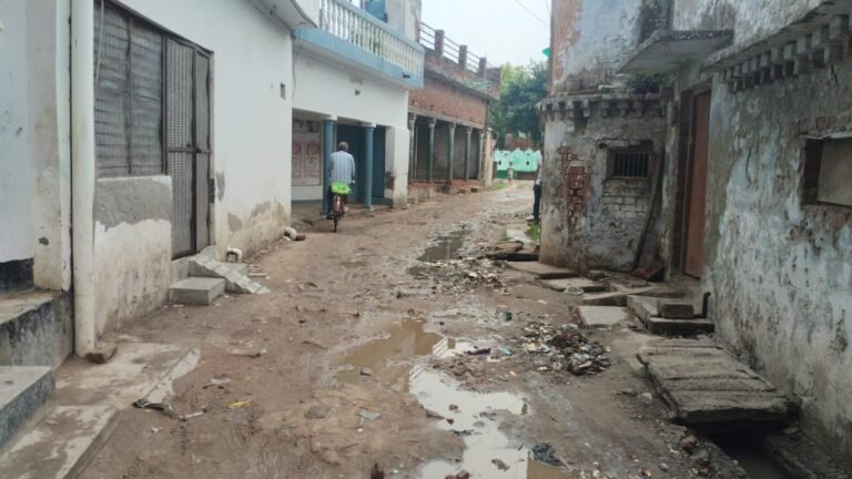 मसौली जल मिशन की लापरवाही से ग्राम सुरसंन्डा का रास्ता जर्जर, ग्रामीणों में भारी नाराजगी