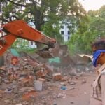 पुरुलिया शहर में अवैध दुकानों को गिराने के लिए फिर से बुलडोजर चलाया गया।