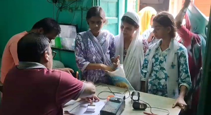 बाराबनी में राशन व्यवस्था में बड़ा सुधार: सरकार बदलते ही गरीबों को मिलने लगा पूरा अनाज, डीलरों में खुशी