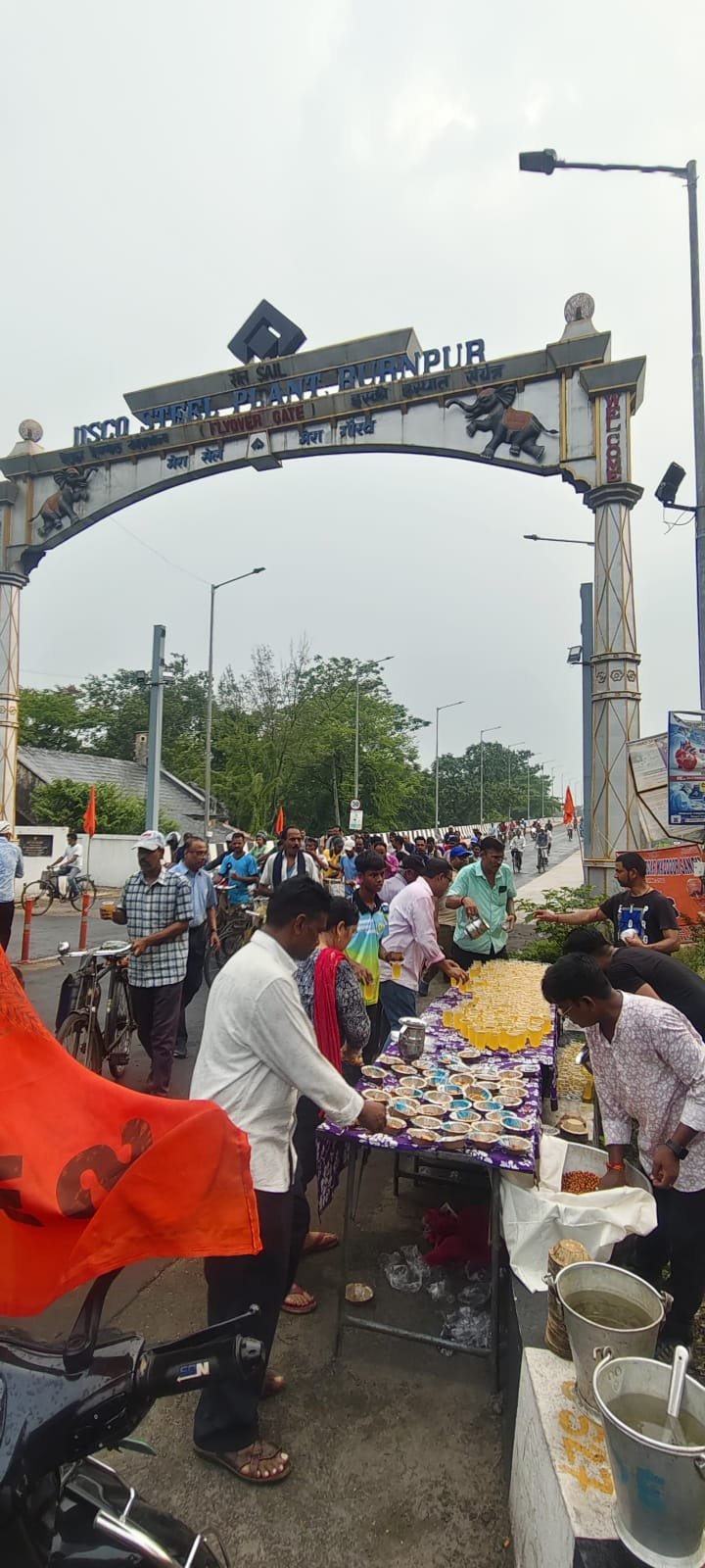 *आईएसपी के सभी प्रमुख गेटों पर श्रमिकों एवं राहगीरों के लिए शरबत एवं चना वितरण कार्यक्रम आयोजित*