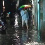 अकबरी मस्जिद गली में पहली बारिश में ही बहा ‘नगर निगम का दावा’, घुटनों तक बहा नाले का गंदा पानी