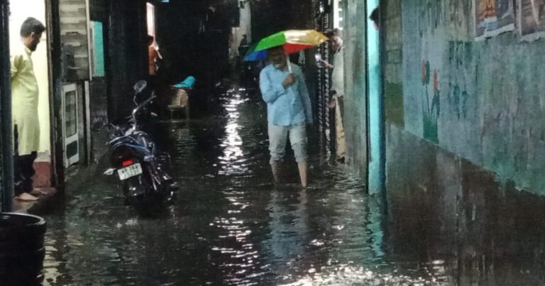 अकबरी मस्जिद गली में पहली बारिश में ही बहा ‘नगर निगम का दावा’, घुटनों तक बहा नाले का गंदा पानी