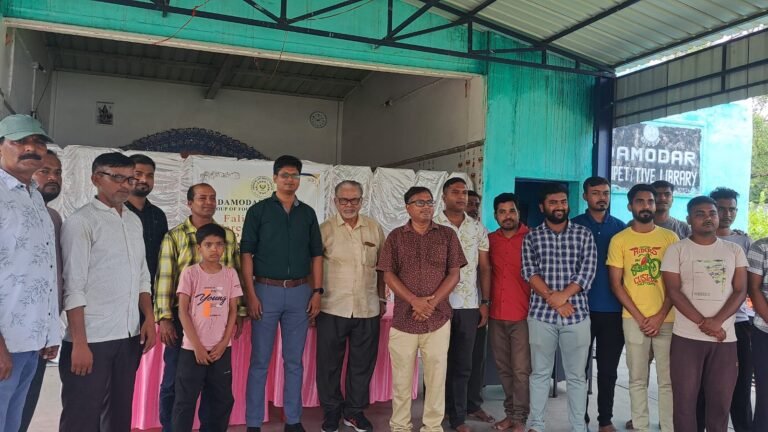 सामाजिक संस्था दामोदर वी केयर फाउंडेशन की ओर से रविवार को दामोदर रेल कॉलोनी स्थित दुर्गा मंडप परिसर में विद्यार्थियों के सम्मान समारोह एवं कैरियर गाइडेंस कार्यक्रम का आयोजन किया गया।
