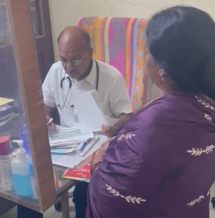 सेवा ही संकल्प: मंत्री बनने के बाद भी चैंबर लौटे डॉ. अजय पोद्दार, सोमवार मरीजों का किया इलाज