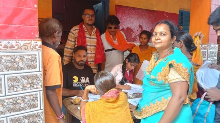 कुल्टी के आर्य समाज मंदिर में अन्नपूर्णा भंडार योजना के फॉर्म भरने उमड़ी महिलाओं की भीड़, अब तक 28 लाख को मिला लाभ