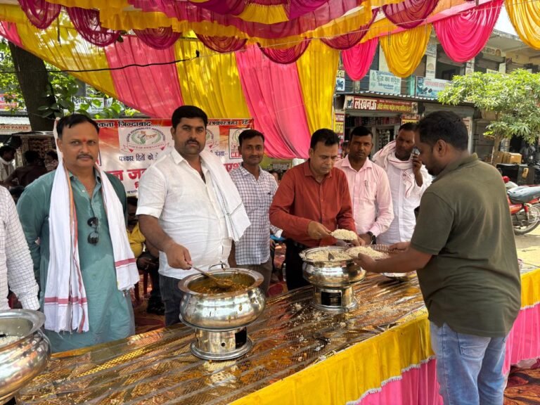 इंडियन जर्नलिस्ट एसोसिएशन सिद्धार्थनगर ने ज्येष्ठ माह के अंतिम मंगलवार पर किया विशाल भंडारे का आयोजन।