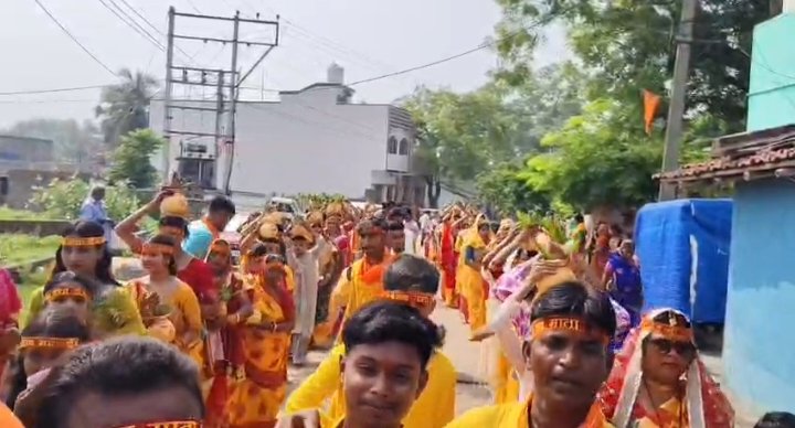 बंगाल में ‘भय आउट, भरोसा इन’: आसनसोल में हटा डर का साया, गूंजे सनातन के जयकारे  उषा ग्राम के कल्याण नगर में श्यामा काली मंदिर से भव्य कलश यात्रा का आयोजन, बड़ी संख्या में उमड़े श्रद्धालु